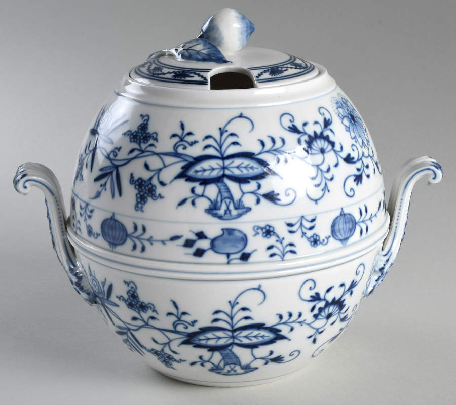 Blue Onion ("Sword" Backstamp) Tureen & Lid by Meissen (Germany)-1