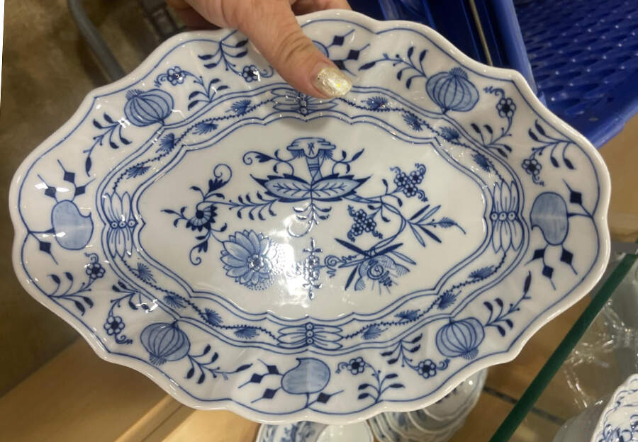 Blue Onion ("Sword" Backstamp) 7" Oval Vegetable Bowl by Meissen (Germany)-1