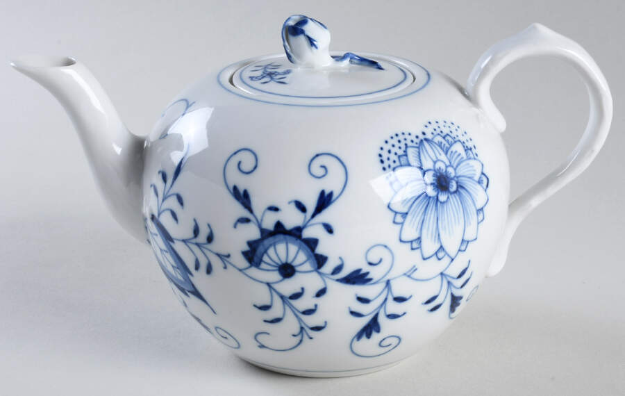 Blue Onion ("Sword" Backstamp) Small Teapot & Lid by Meissen (Germany)-1