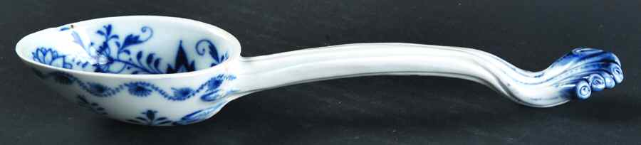 Blue Onion ("Sword" Backstamp) Solid Piece Sauce Ladle by Meissen (Germany)-1
