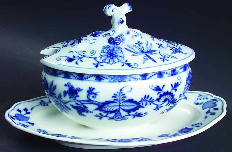 Blue Onion ("Sword" Backstamp) Sauce Boat & Lid by Meissen (Germany)-1