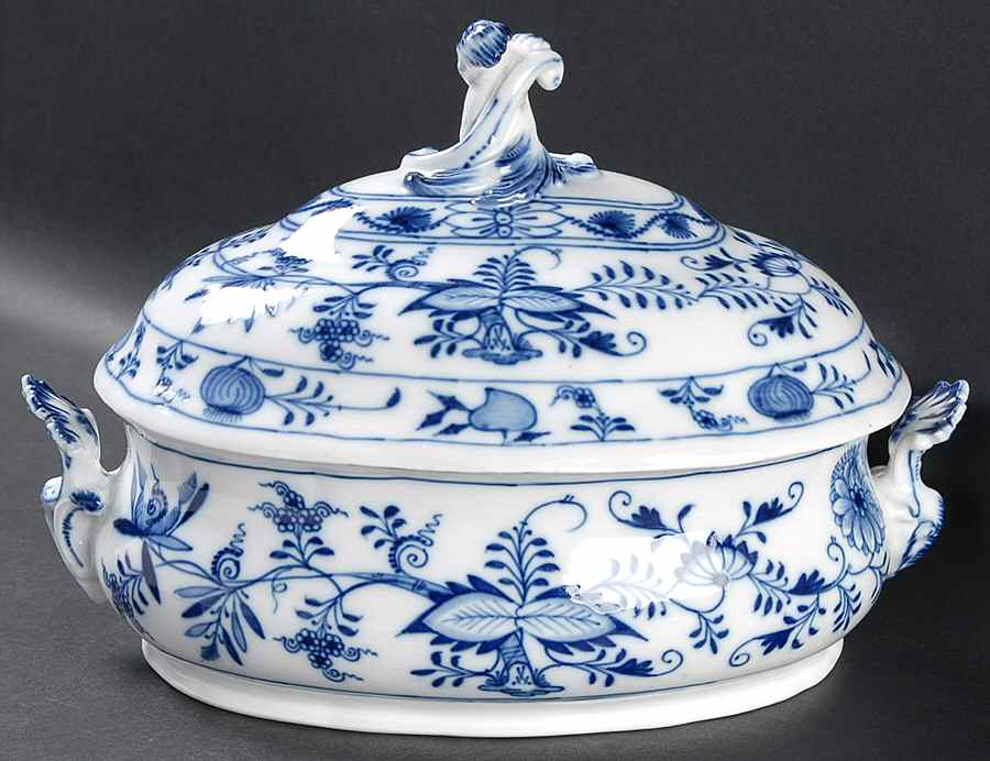 Blue Onion ("Sword" Backstamp) 1.5 Quart Oval Covered Casserole by Meissen (Germany)-1