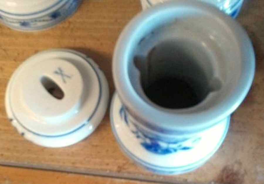 Blue Onion ("Sword" Backstamp) Spice Jar & Lid with Strainer by Meissen (Germany)-1