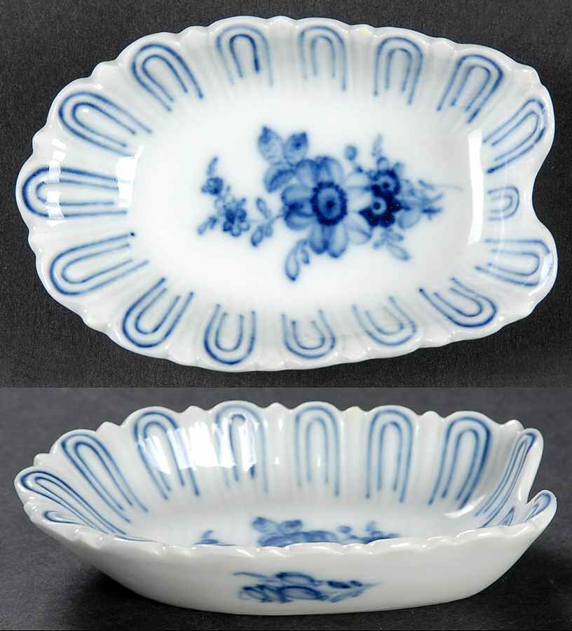 Blue Onion ("Sword" Backstamp) Individual Salt Dip by Meissen (Germany)-1
