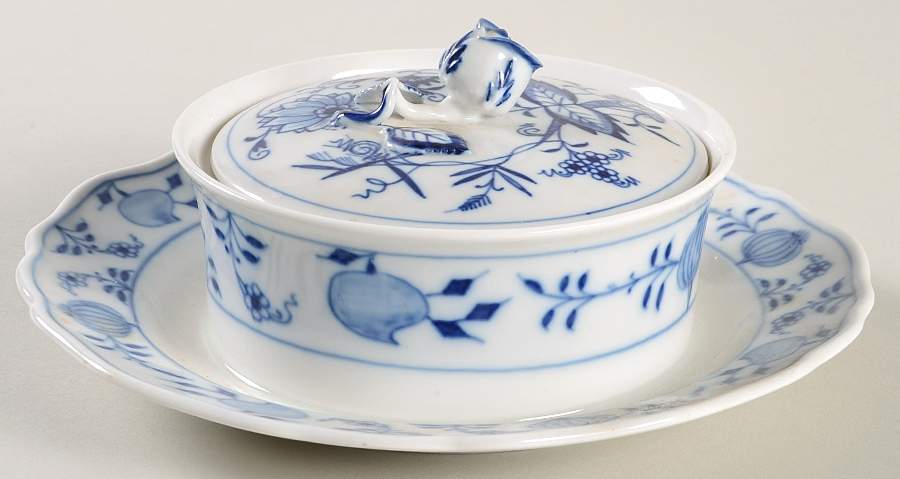 Blue Onion ("Sword" Backstamp) Round Covered Butter with Attached Underplate by Meissen (Germany)-1