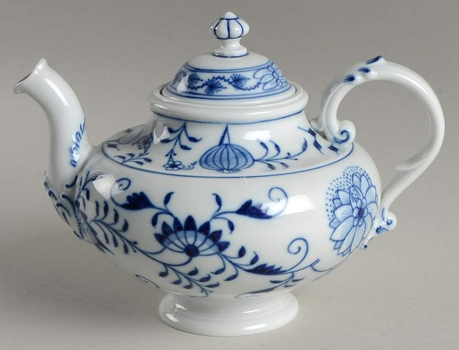 Blue Onion ("Sword" Backstamp) Mini Teapot & Lid by Meissen (Germany)-1