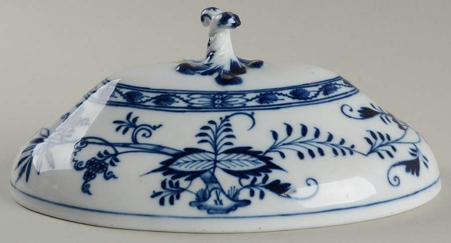 Blue Onion ("Sword" Backstamp) Lid for Oval Vegetable by Meissen (Germany)-1