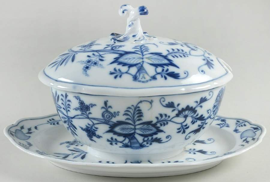Blue Onion ("Sword" Backstamp) Sauce Boat & Lid with Underplate by Meissen (Germany)-1