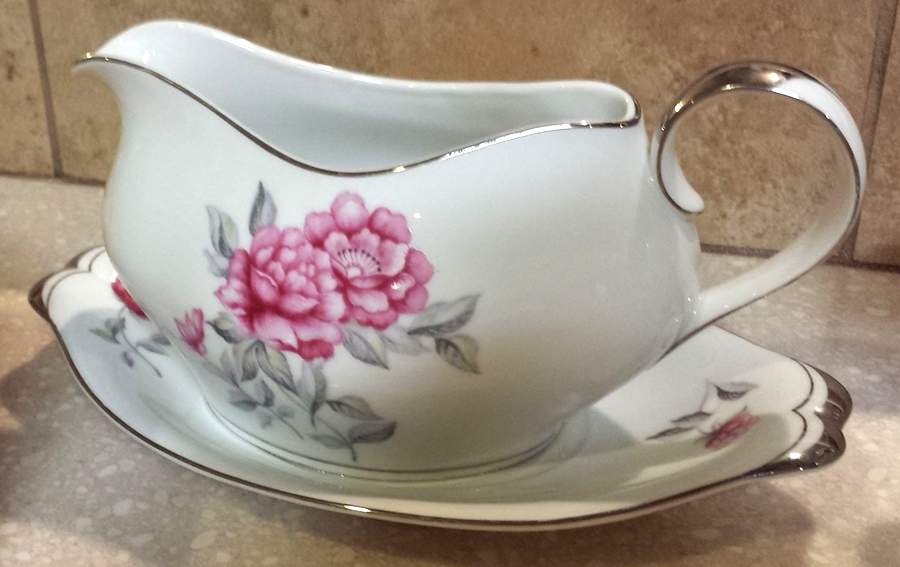 Princess Gravy Boat & Underplate by Meito-1