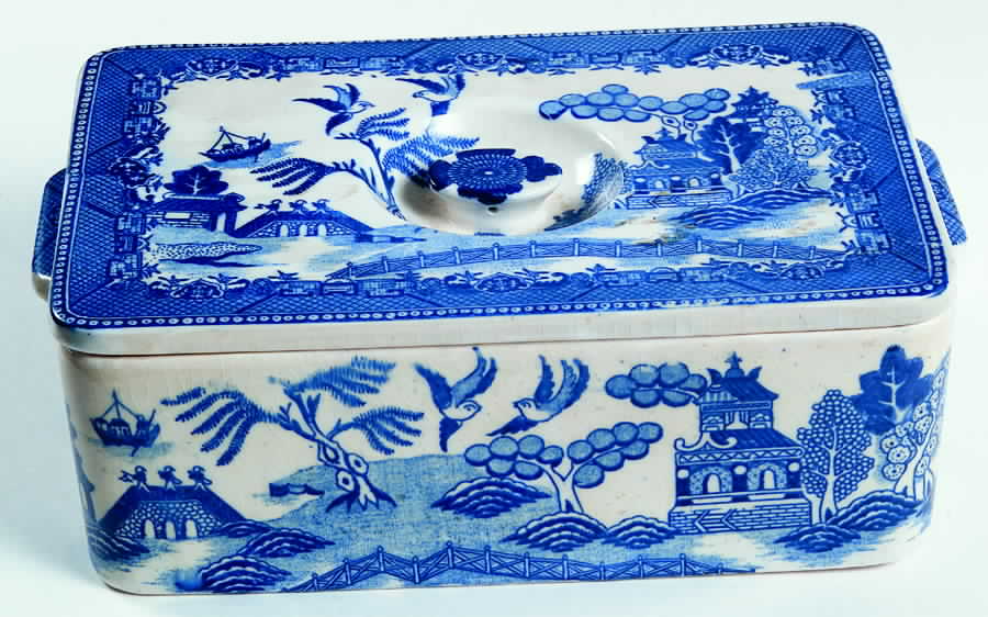 Blue Willow Rectangular Box with Lid by Moriyama-1