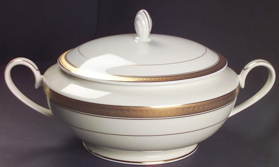 Palatial Gold 1.75 Qt Round Covered Casserole by Mikasa-1