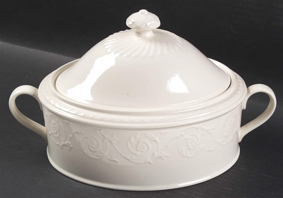 Plaza Lane 2.25 Quart Oval Covered Casserole by Mikasa-1