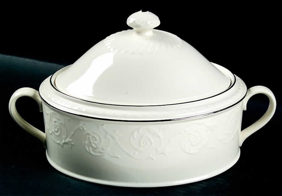 Plaza Platinum 2.5 Quart Oval Covered Casserole by Mikasa-1