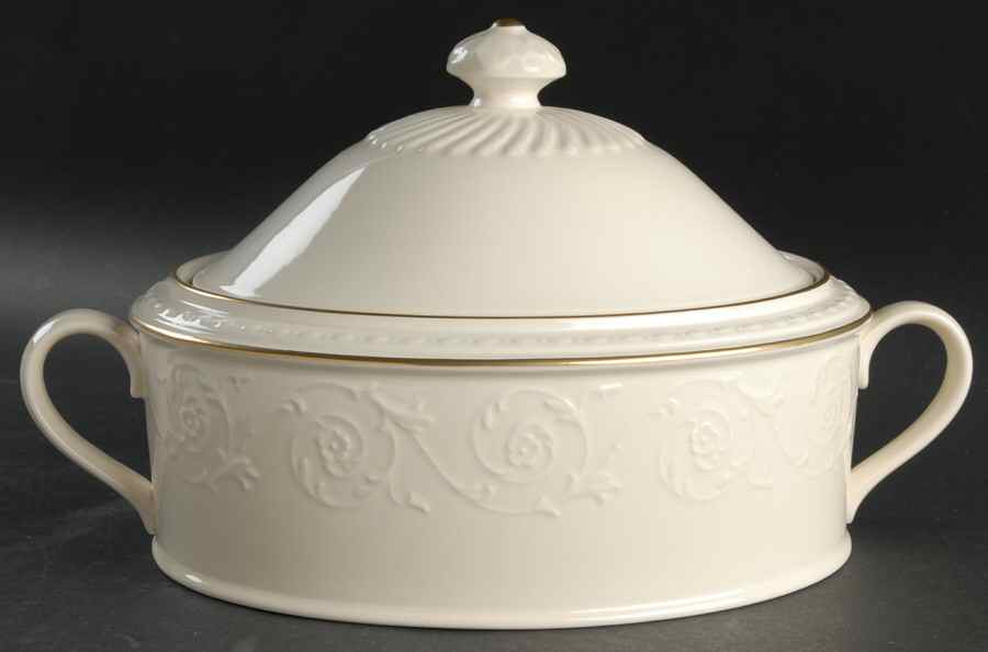 Plaza Gold 2.5 Quart Oval Covered Casserole by Mikasa-1