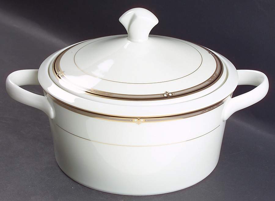 Ebony Circle 2.5 Qt Round Covered Casserole by Mikasa-1