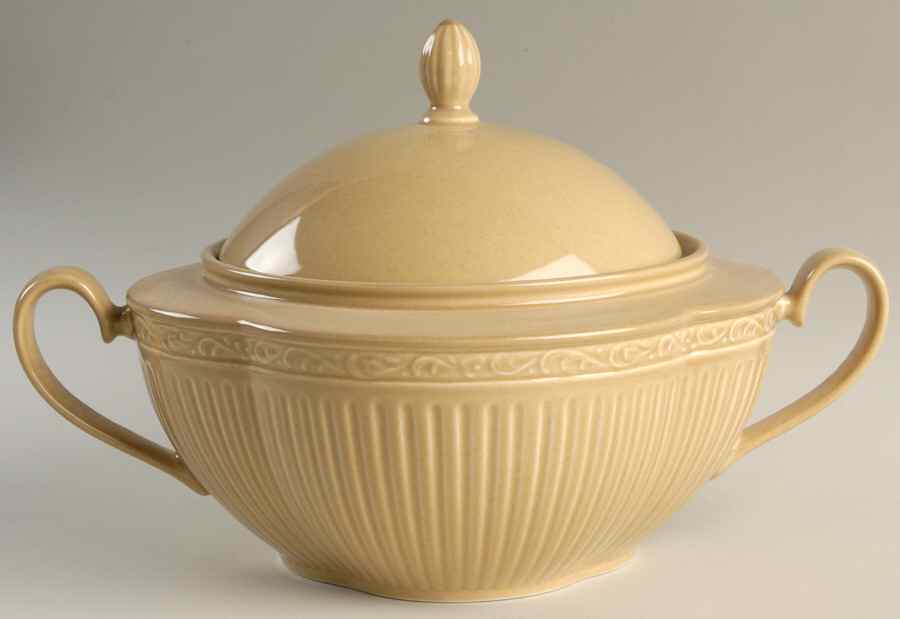 Cinnabar 2 Qt Round Covered Casserole by Mikasa-1