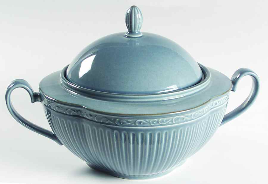 Dresden Blue 2 Qt Round Covered Casserole by Mikasa-1