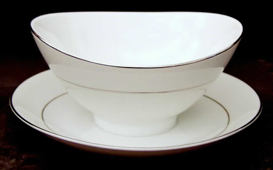 Celebrity Gravy Boat with Attached Underplate by Mikasa-1