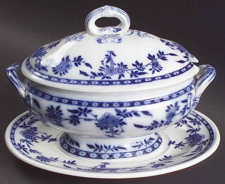 Delft Blue (Off Edge, Embossed Ridge) Sauce Boat & Lid with Underplate by Minton-1