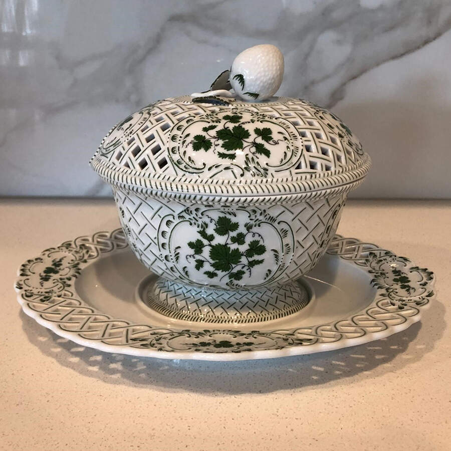 Full Green Vine (Smooth, No Trim) Sauce Boat & Lid with Underplate by Meissen (Germany)-1