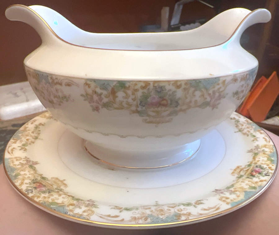 V2529 Gravy Boat with Attached Underplate by Meito-1