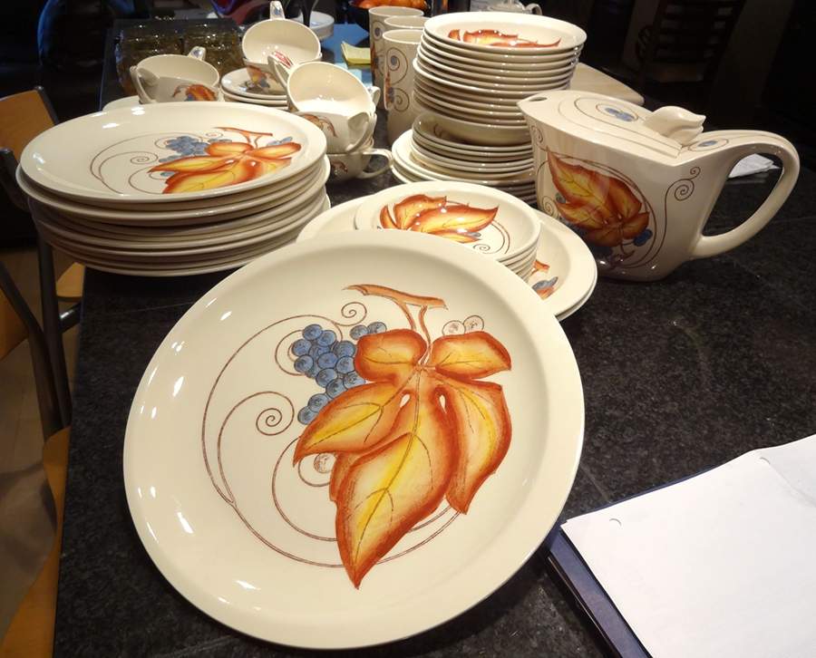 Vintage (Lotus Shape) Dinner Plate by Metlox - Poppytrail - Vernon-1