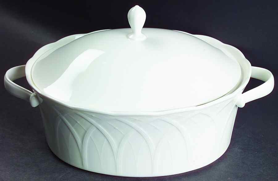 White House 2.5 Quart Oval Covered Casserole by Mikasa-1