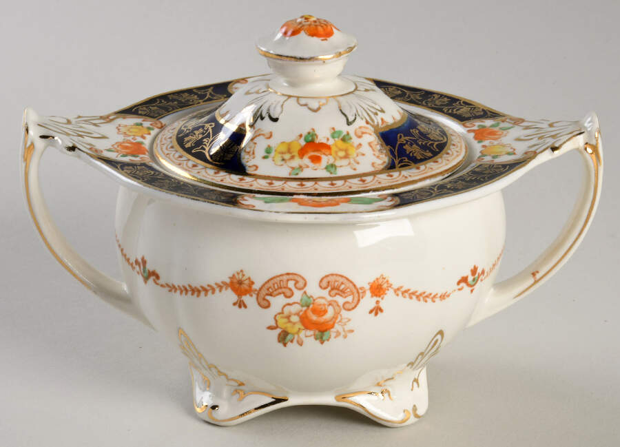 Caledonia (Scalloped) Sugar Bowl & Lid by Alfred Meakin-1