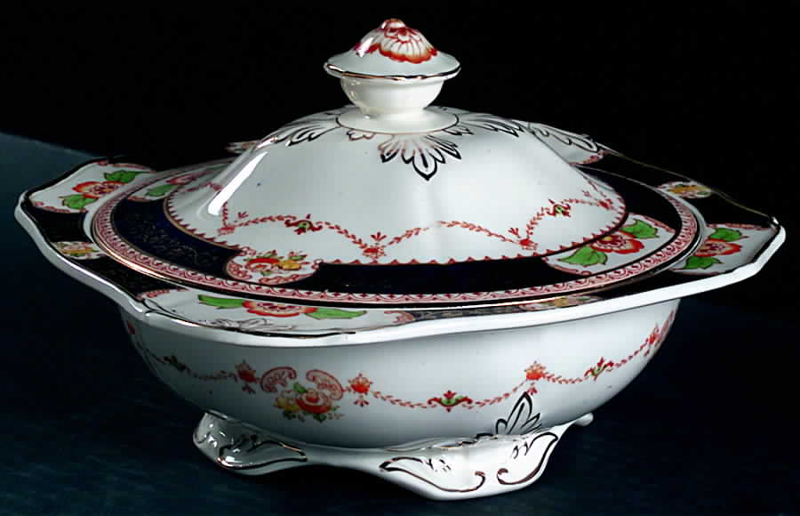 Caledonia (Scalloped) Round Covered Vegetable by Alfred Meakin-1