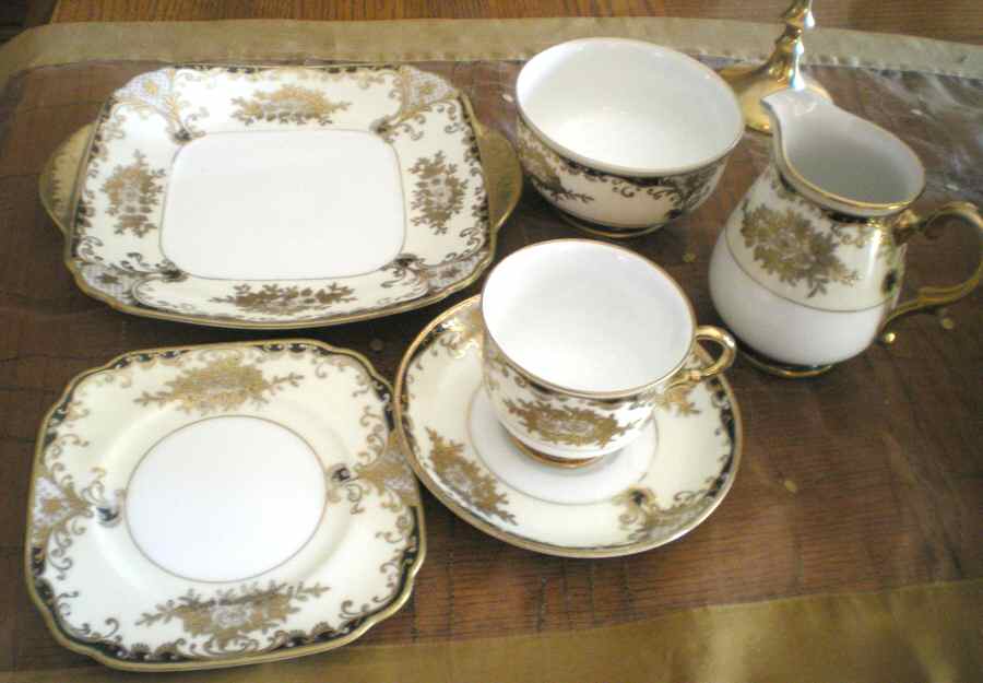 MEI628 Square Handled Cake Plate by Meito-1