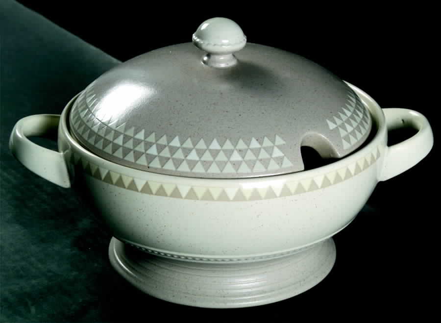 Ventura 2 Qt Round Covered Casserole by Mikasa-1