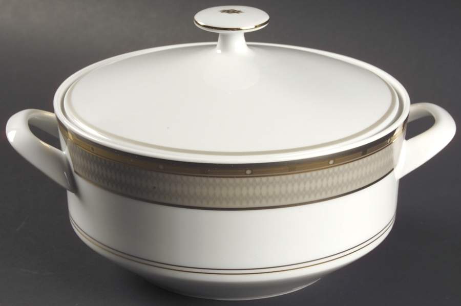 Cambridge 1.5 Qt Round Covered Casserole by Mikasa-1