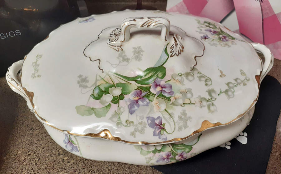 Cambridge (Gold Trim) Oval Covered Vegetable by J & G Meakin-1