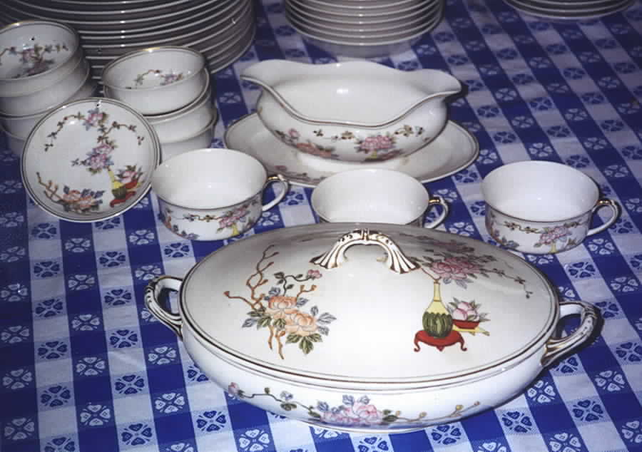 MEI697 Gravy Boat with Attached Underplate by Meito-1
