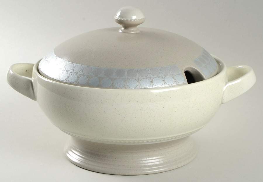 Lustor 2 Qt Round Covered Casserole by Mikasa-1