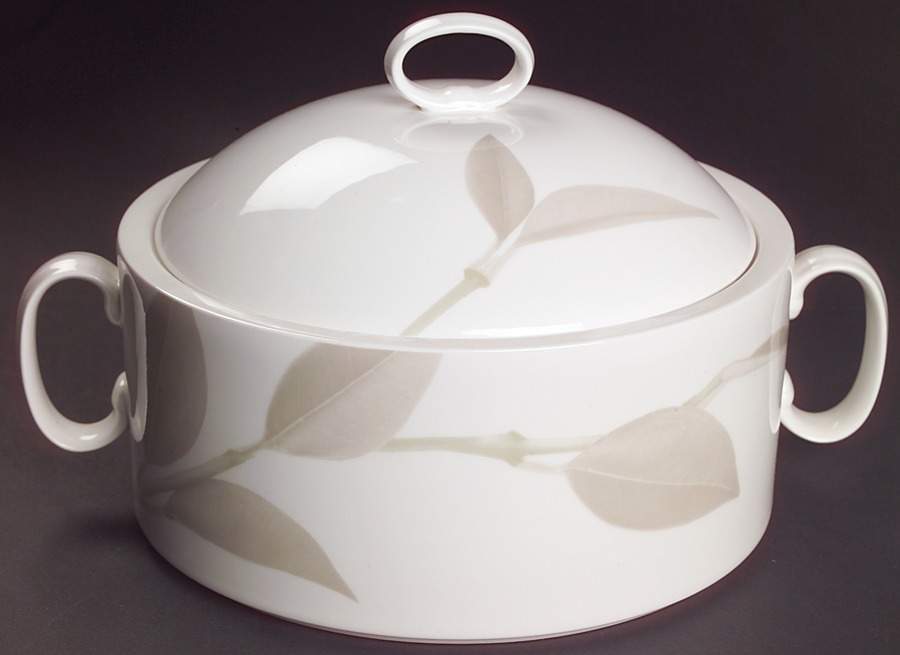 Irish Linen (Leaves) 2 Qt Round Covered Casserole by Mikasa-1