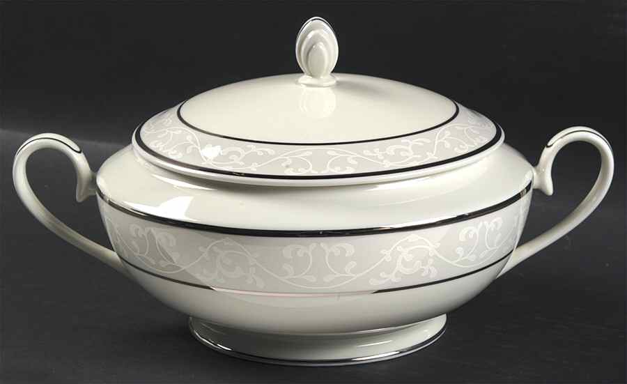 Carleton 2.5 Qt Round Covered Casserole by Mikasa-1