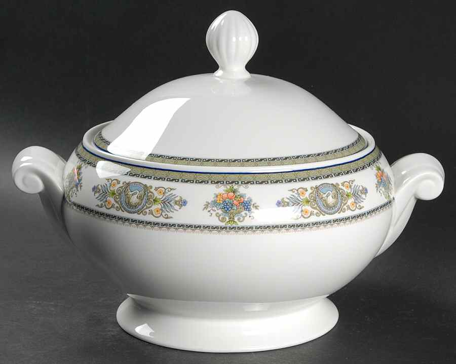 Victorian Crest 2 Qt Round Covered Casserole by Mikasa-1
