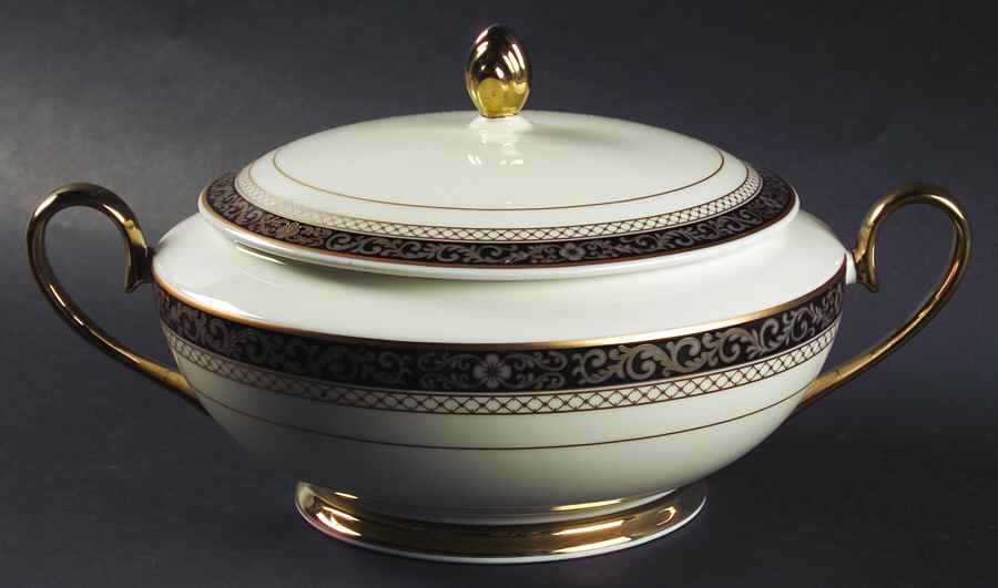 Palatial Suite 2 Qt Round Covered Casserole by Mikasa-1
