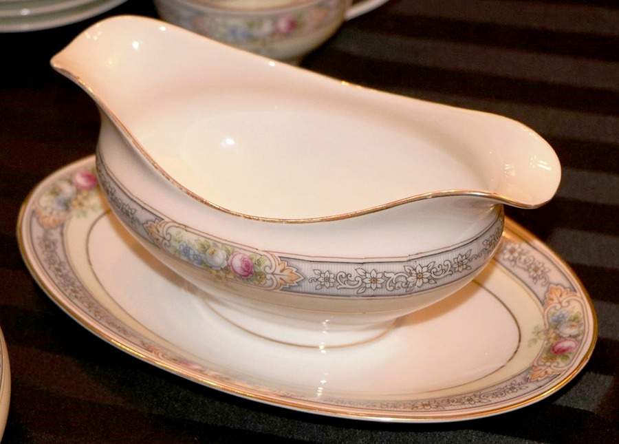 MUE97 Gravy Boat with Attached Underplate by Paul Muller-1