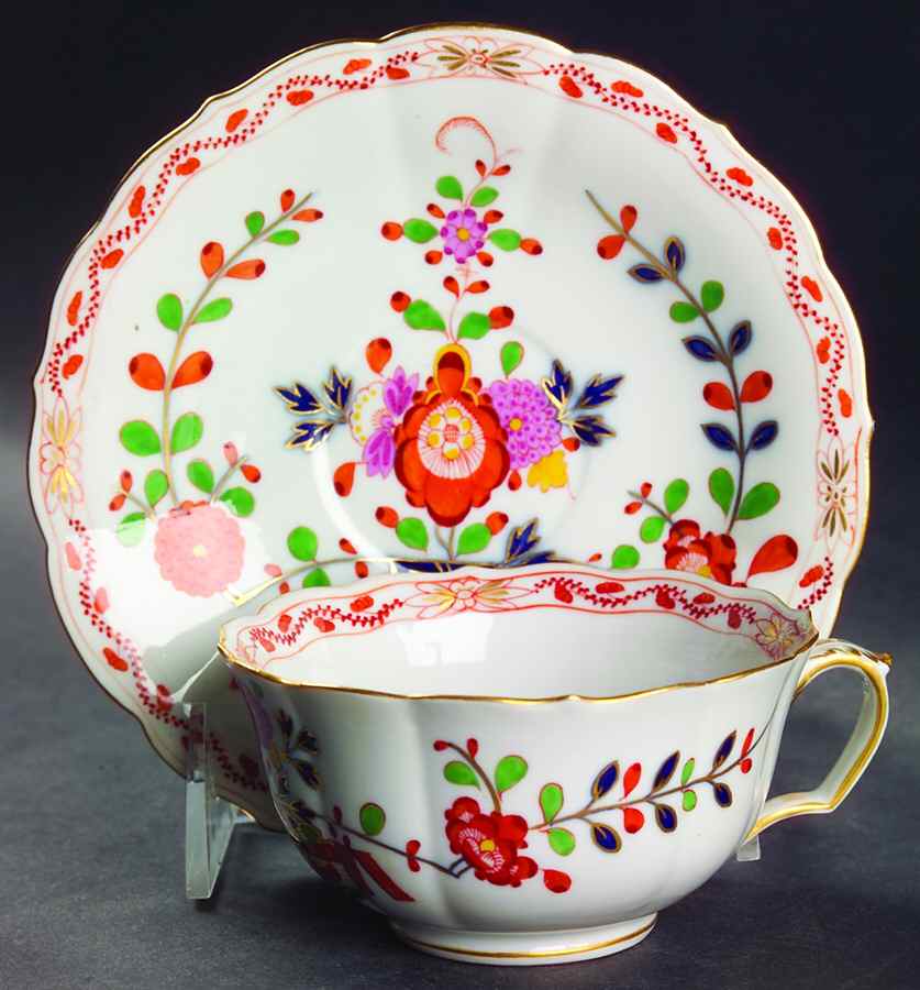 352110 Footed Cup & Saucer Set by Meissen (Germany)-1
