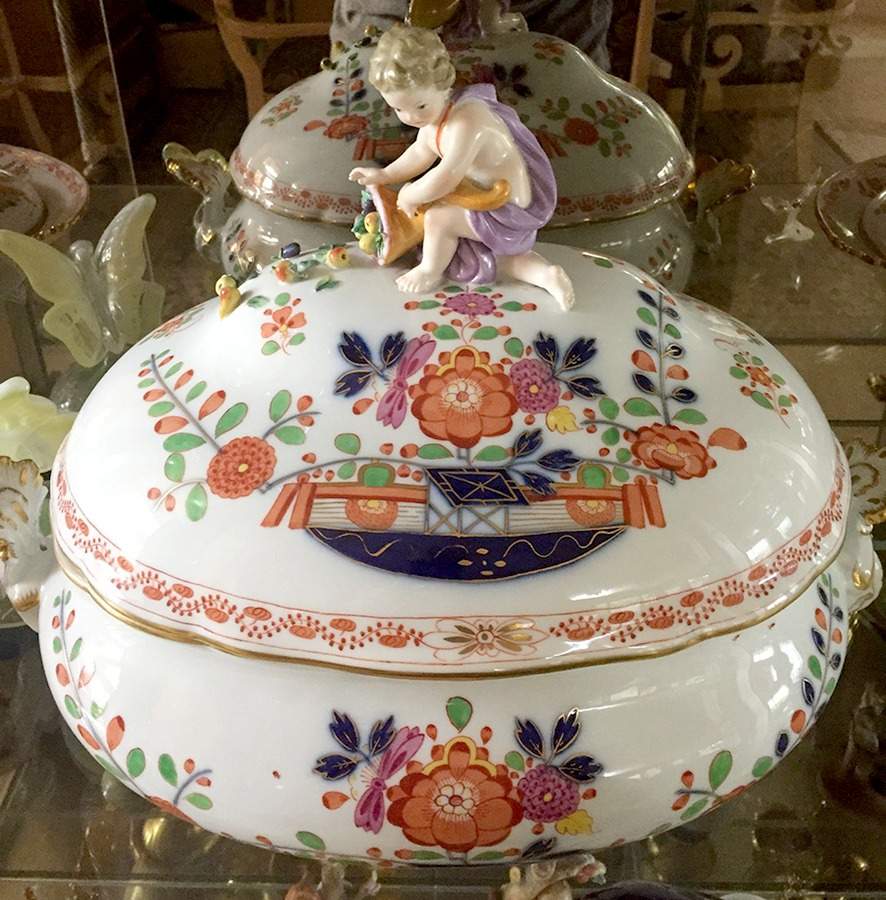 352110 Tureen &  Lid by Meissen (Germany)-1