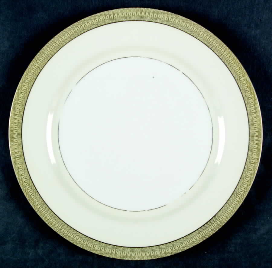 Royalty Dinner Plate by Mikado-1