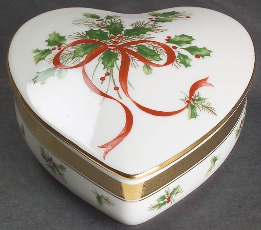 Palatial Holly Gold Heart Shape Box & Lid by Mikasa-1