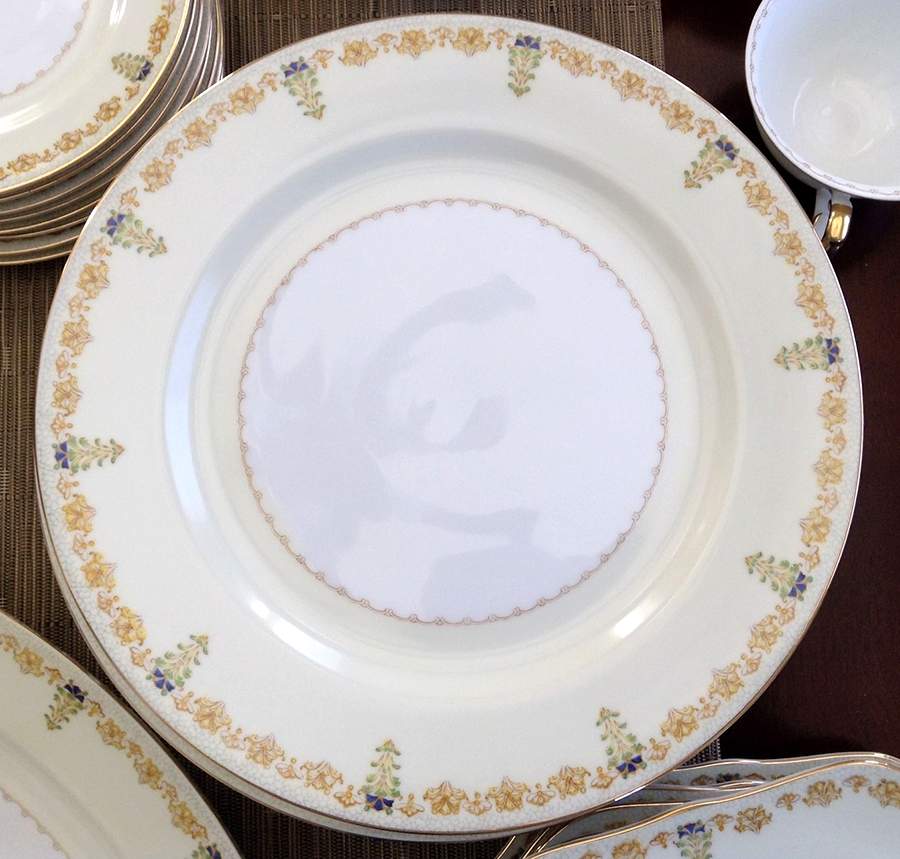 V1915 Dinner Plate by Meito-1