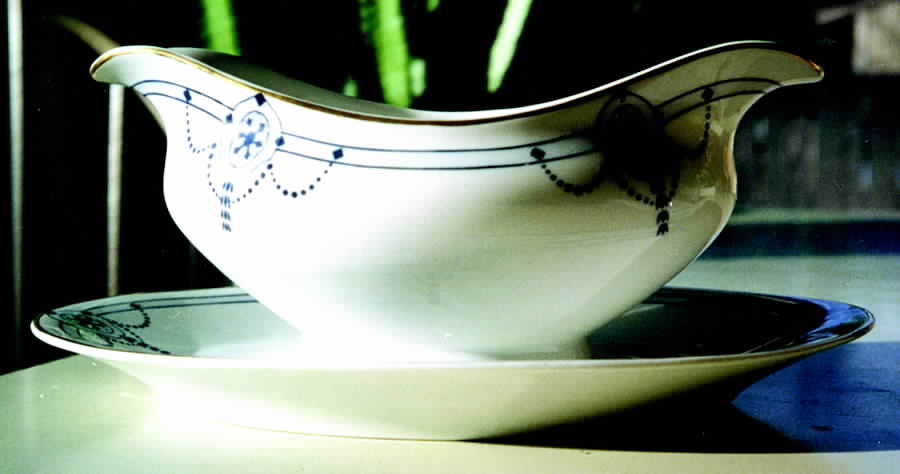MUE109 Gravy Boat with Attached Underplate by Paul Muller-1