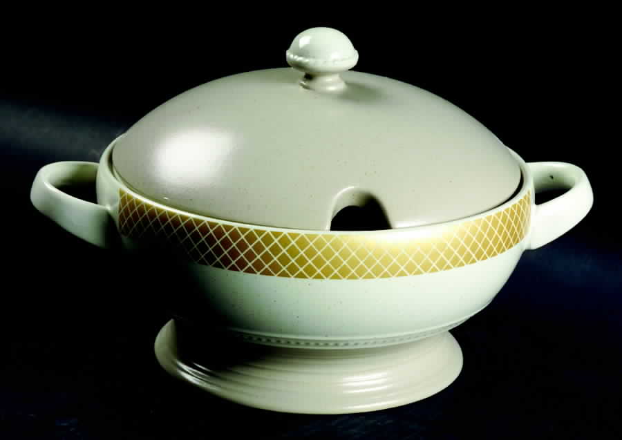 Arcadia 2 Qt Round Covered Casserole by Mikasa-1