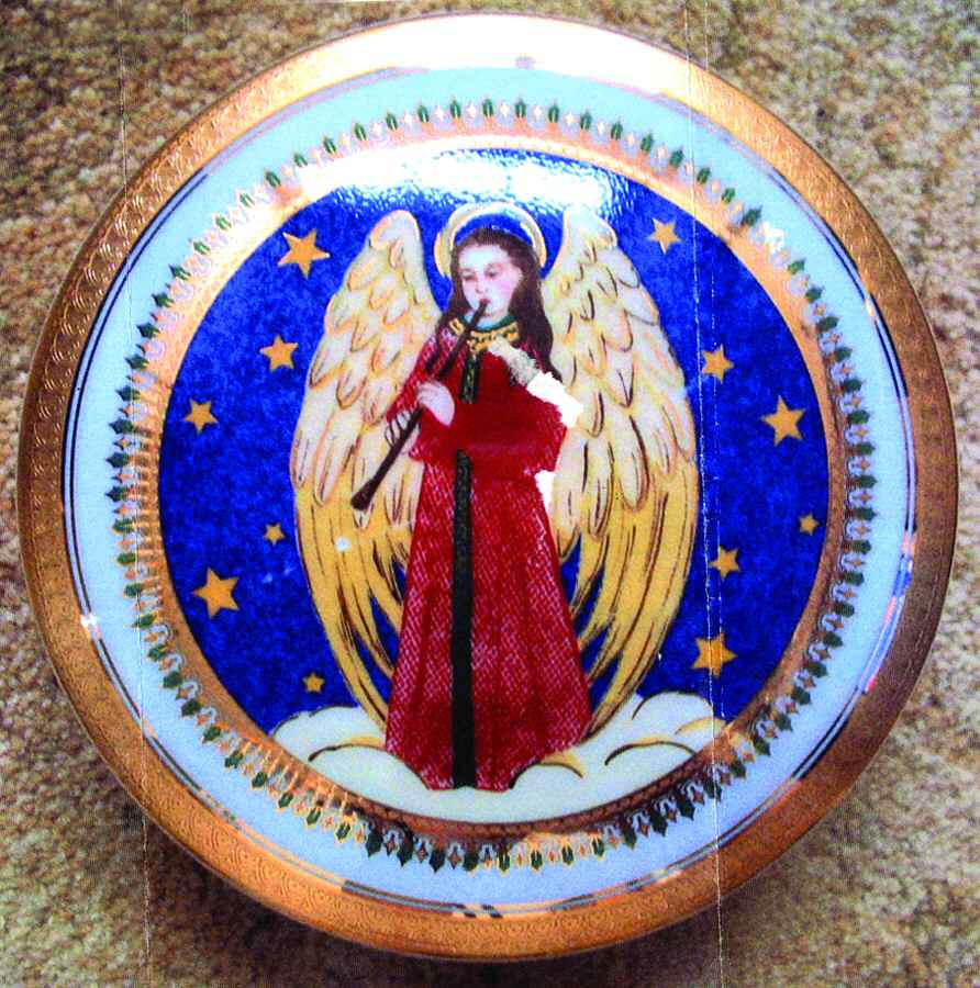 Angel Gold Accent Luncheon Plate by Mikasa-1