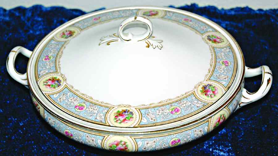 MEK192 Round Covered Vegetable by J & G Meakin-1