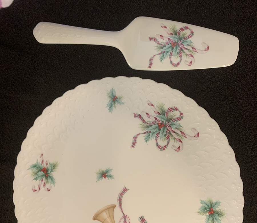 Noel Solid Ceramic Pie/Cake Server by Mikasa-1